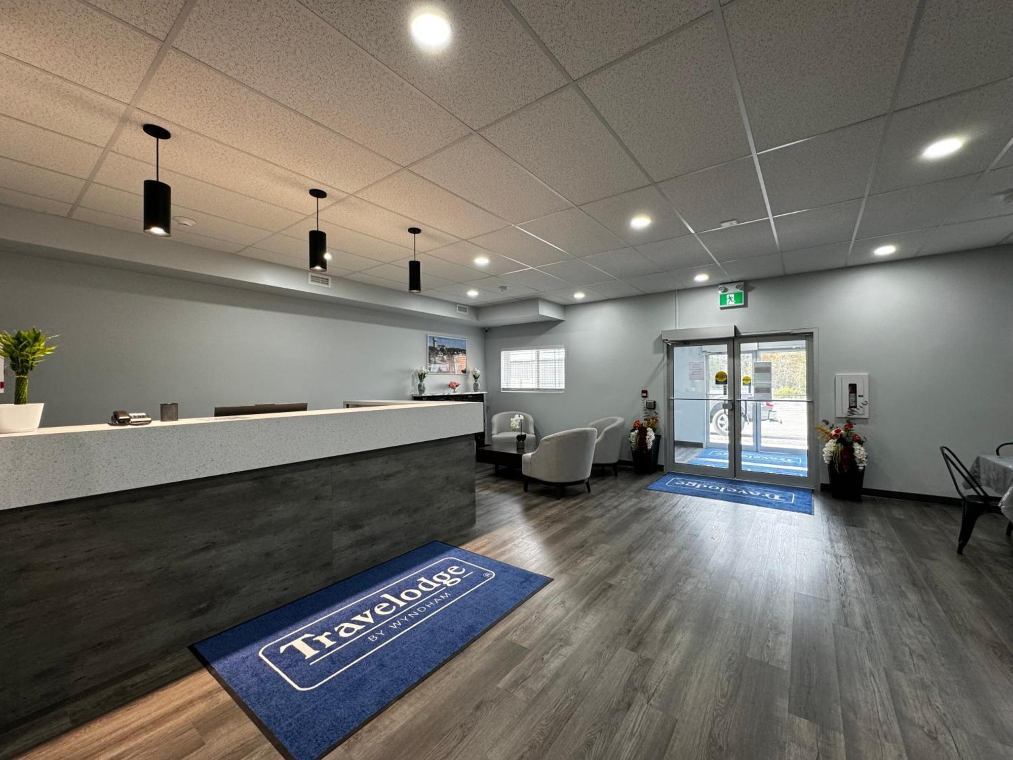 Travelodge By Wyndham Cochrane Экстерьер фото