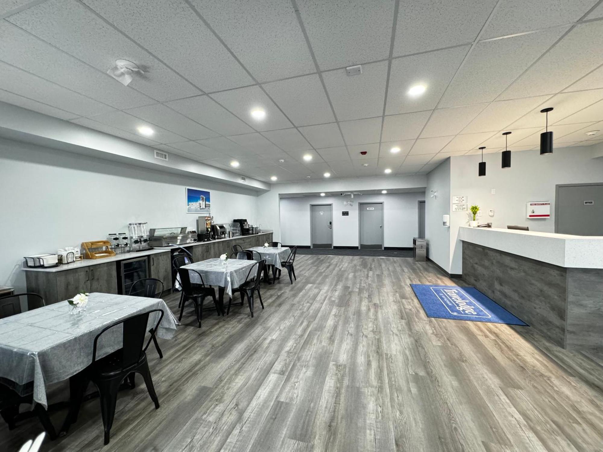 Travelodge By Wyndham Cochrane Экстерьер фото