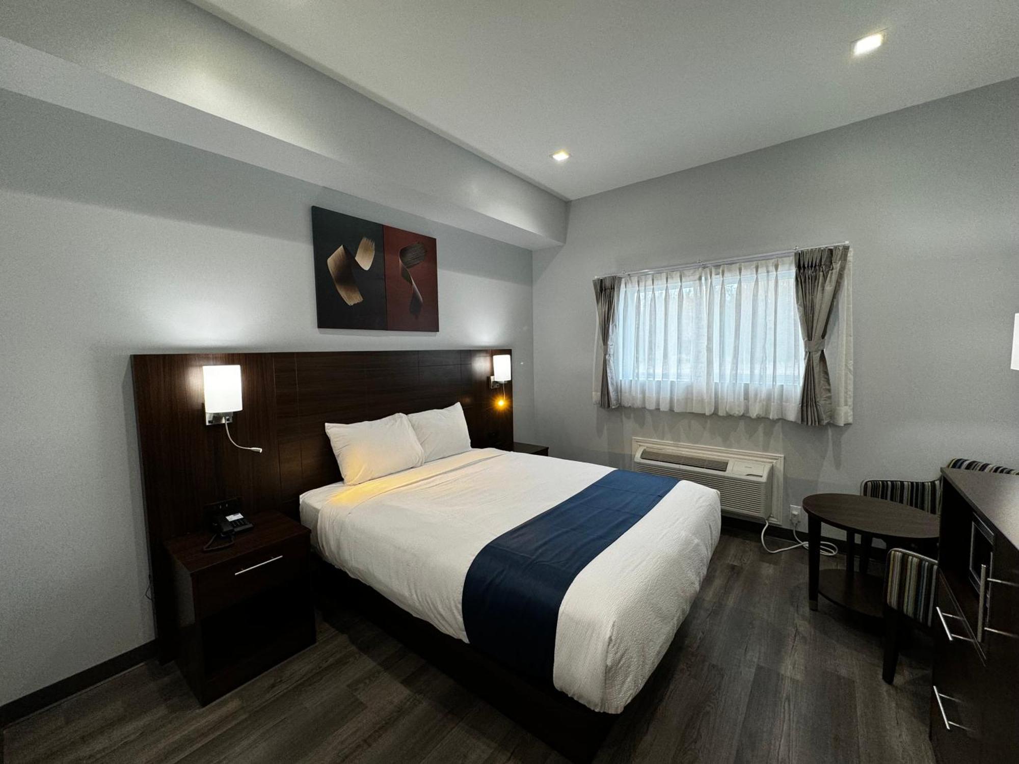 Travelodge By Wyndham Cochrane Экстерьер фото