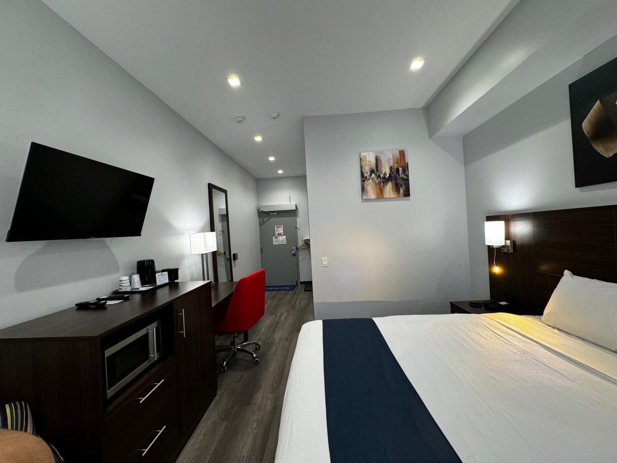 Travelodge By Wyndham Cochrane Экстерьер фото
