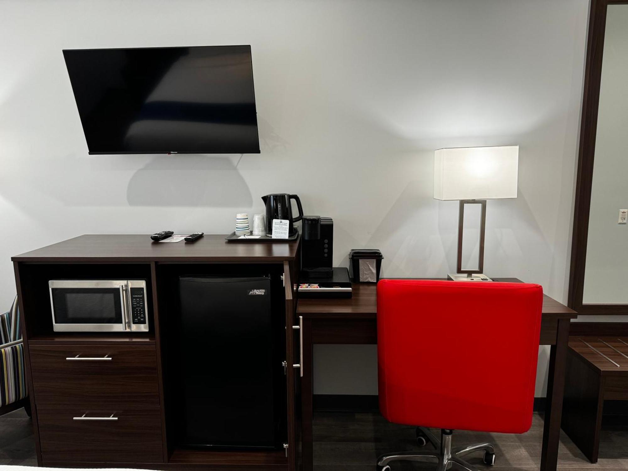 Travelodge By Wyndham Cochrane Экстерьер фото