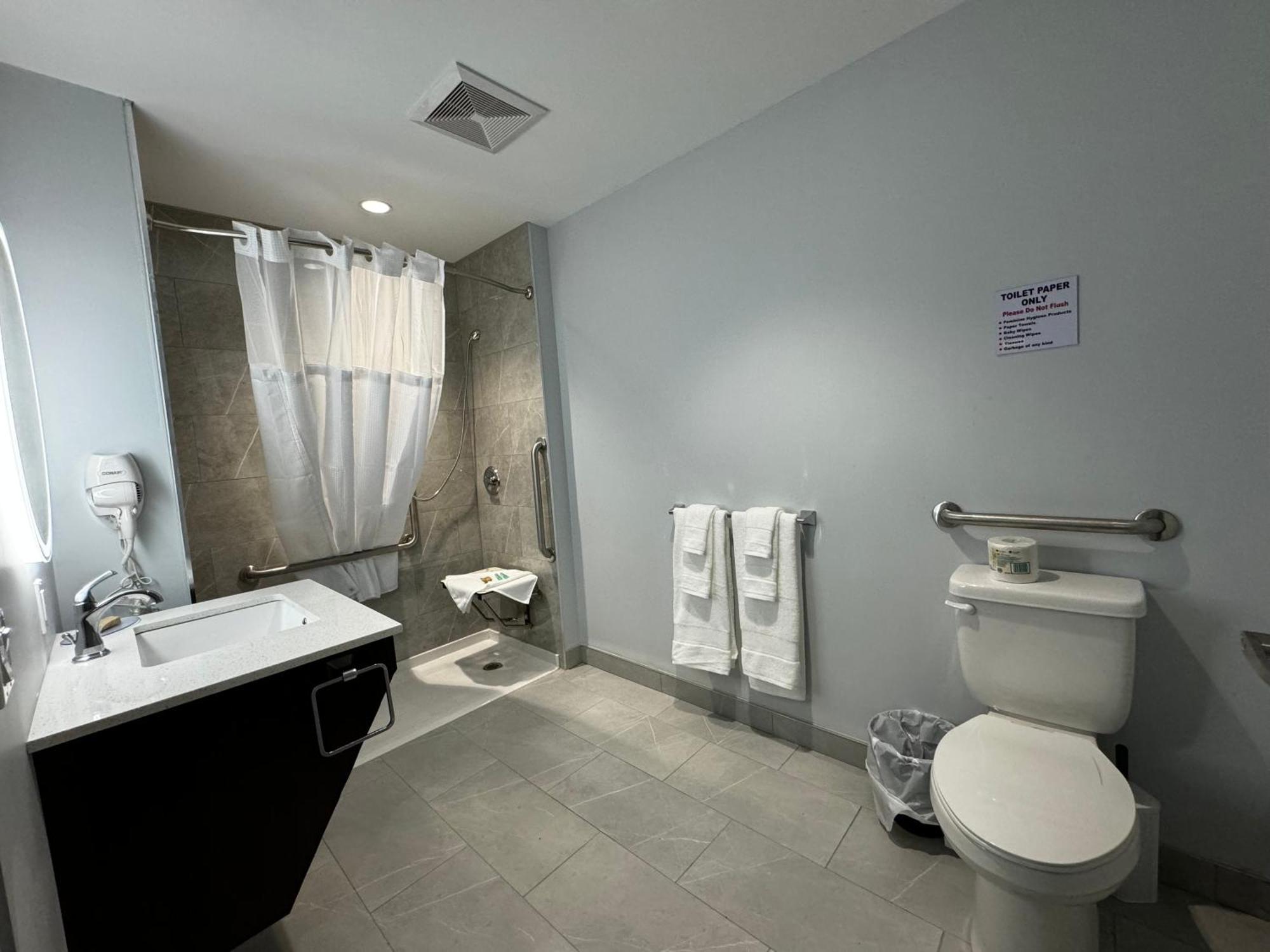 Travelodge By Wyndham Cochrane Экстерьер фото