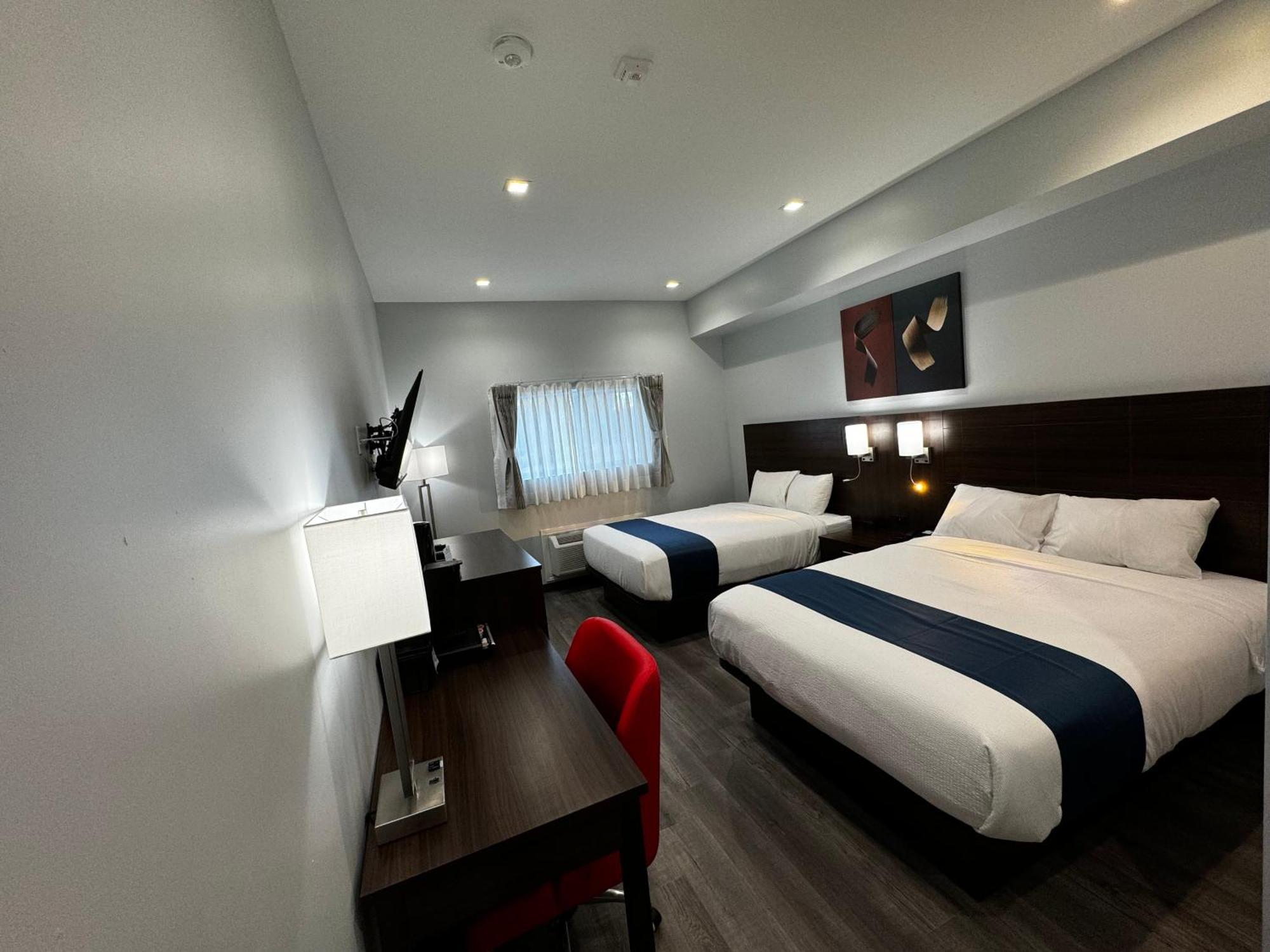 Travelodge By Wyndham Cochrane Экстерьер фото