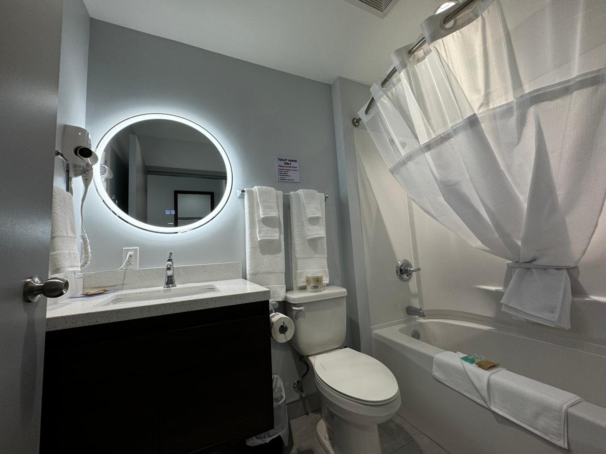 Travelodge By Wyndham Cochrane Экстерьер фото