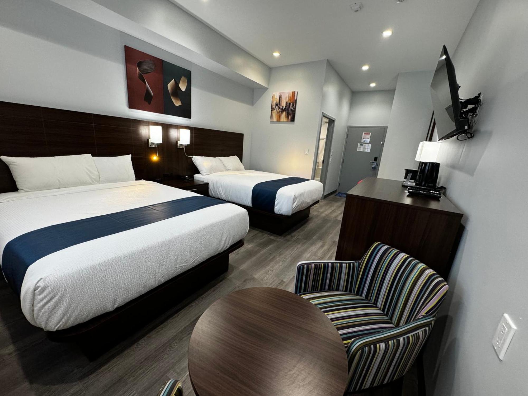 Travelodge By Wyndham Cochrane Экстерьер фото