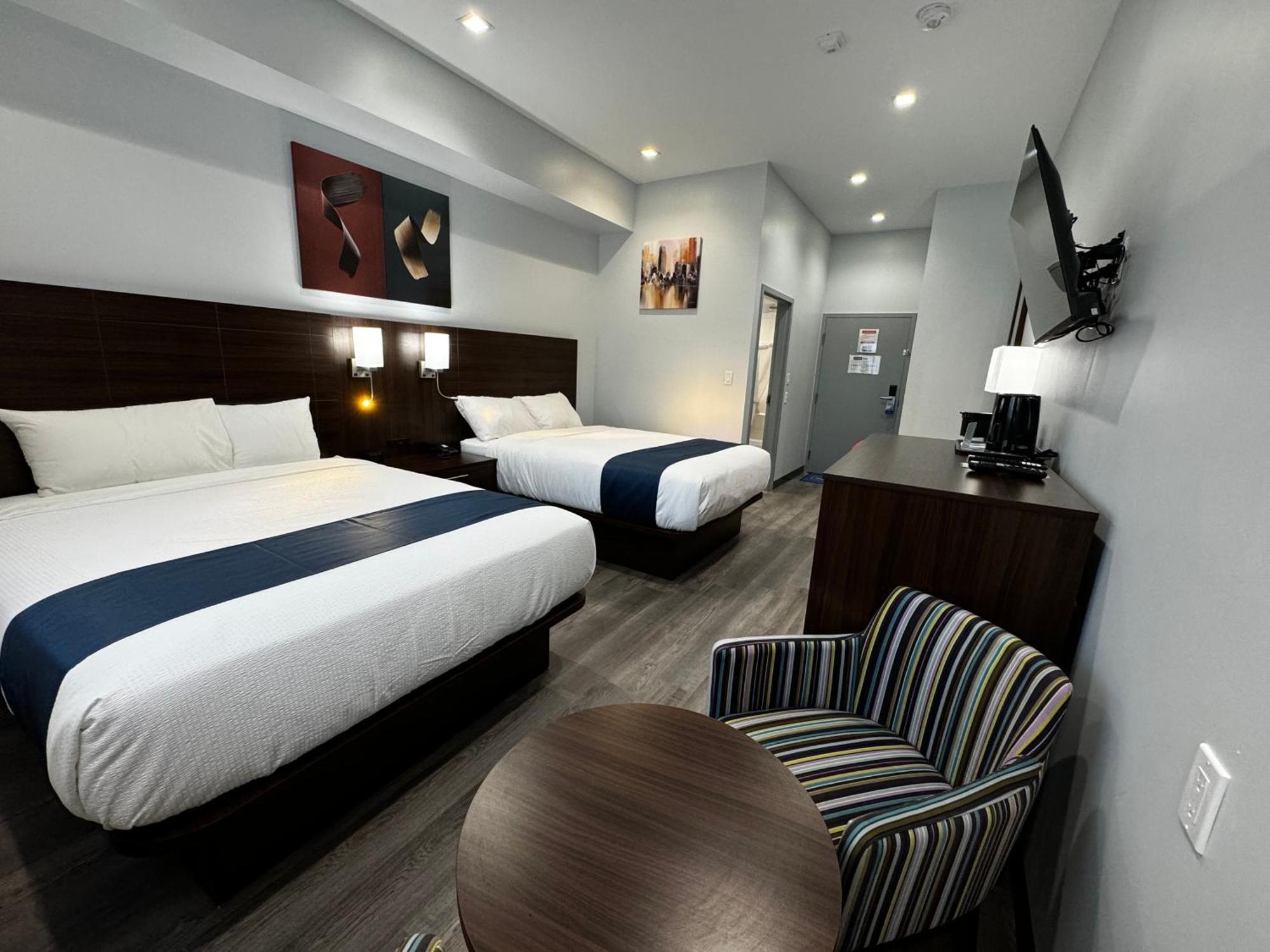 Travelodge By Wyndham Cochrane Экстерьер фото