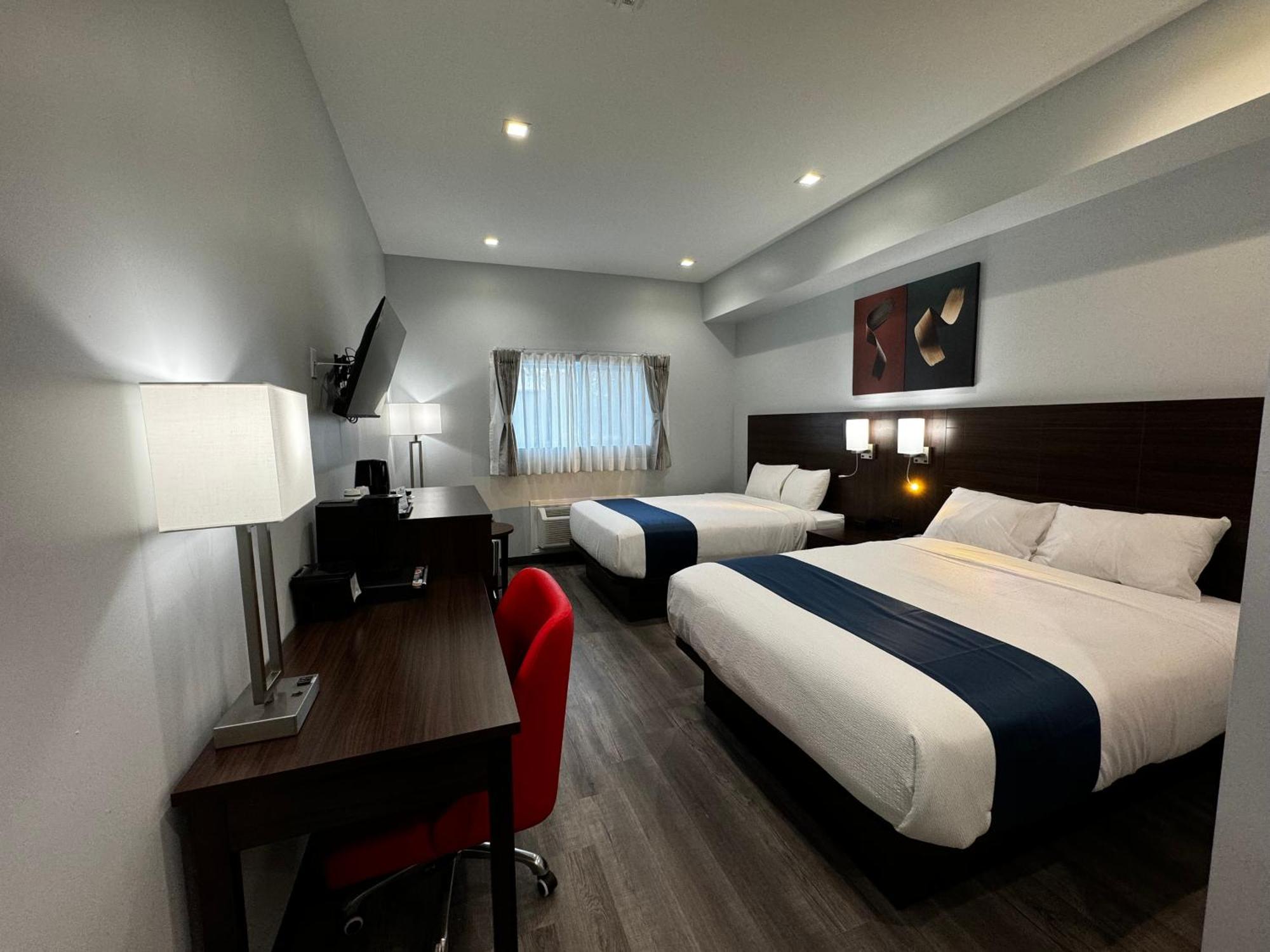 Travelodge By Wyndham Cochrane Экстерьер фото