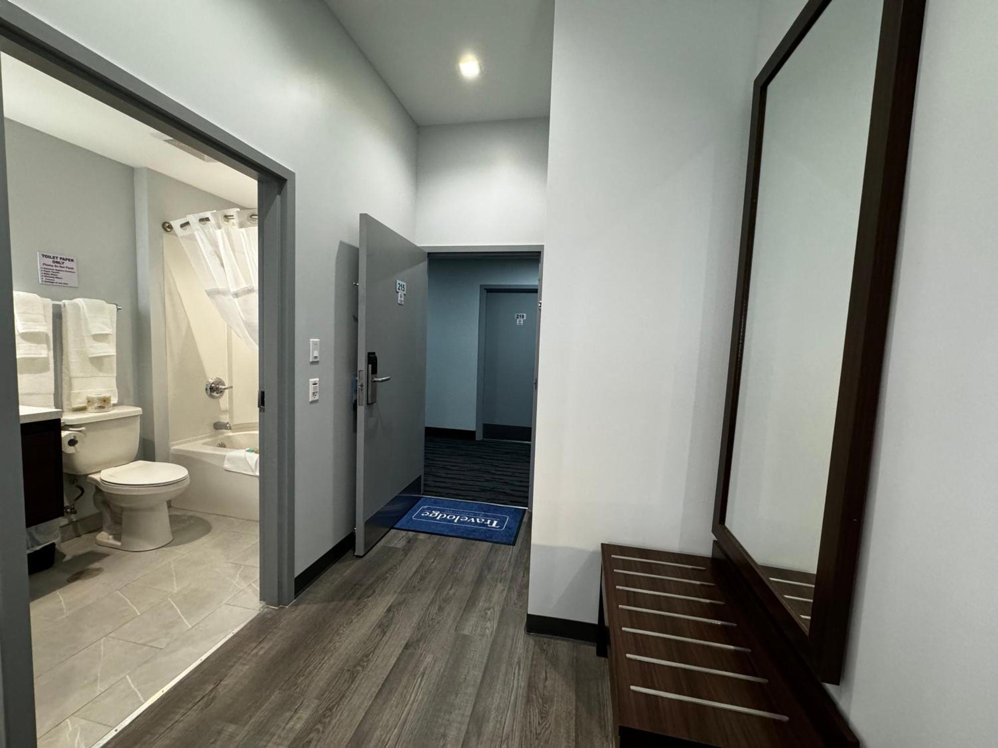 Travelodge By Wyndham Cochrane Экстерьер фото