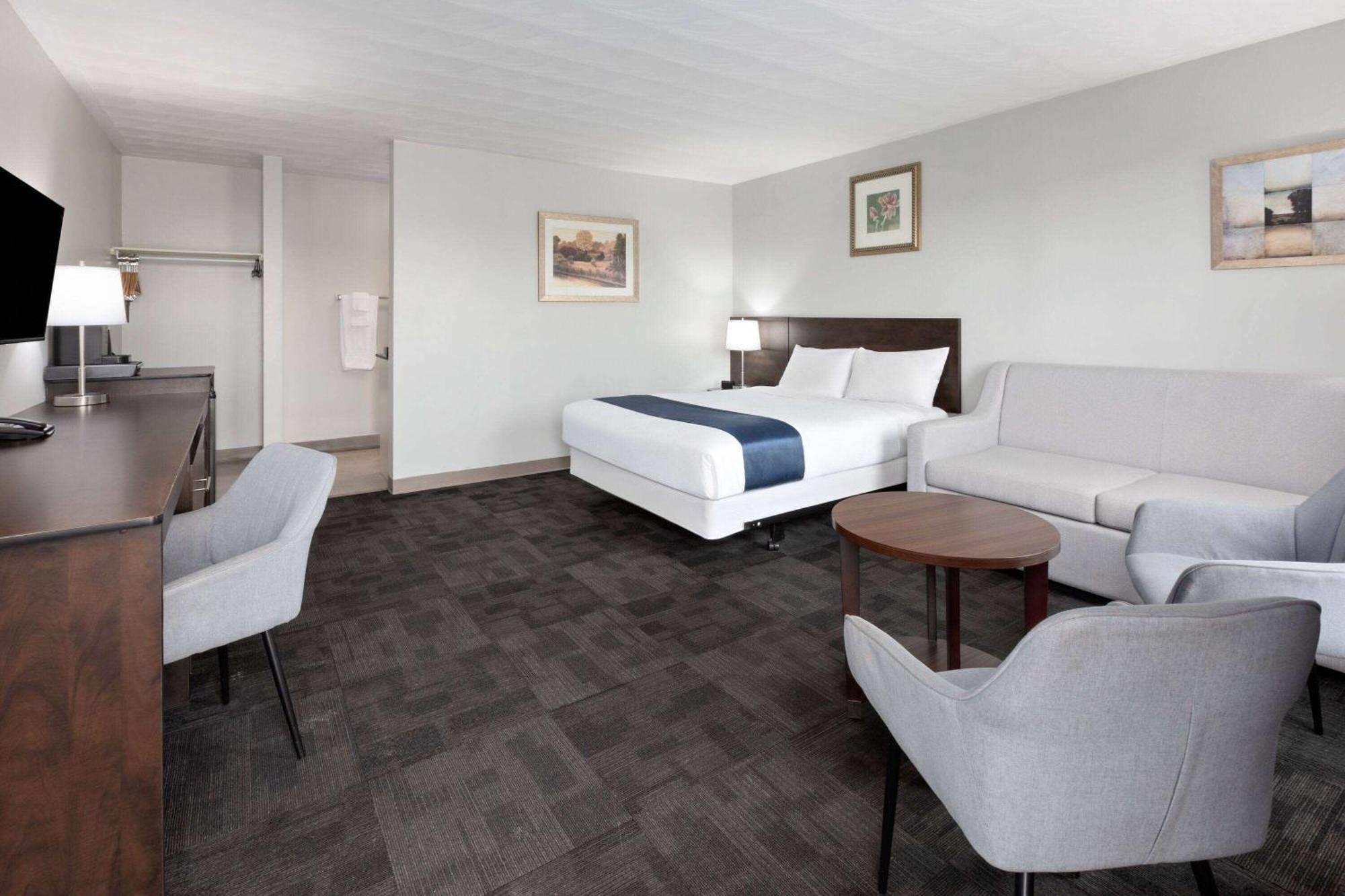 Travelodge By Wyndham Cochrane Экстерьер фото