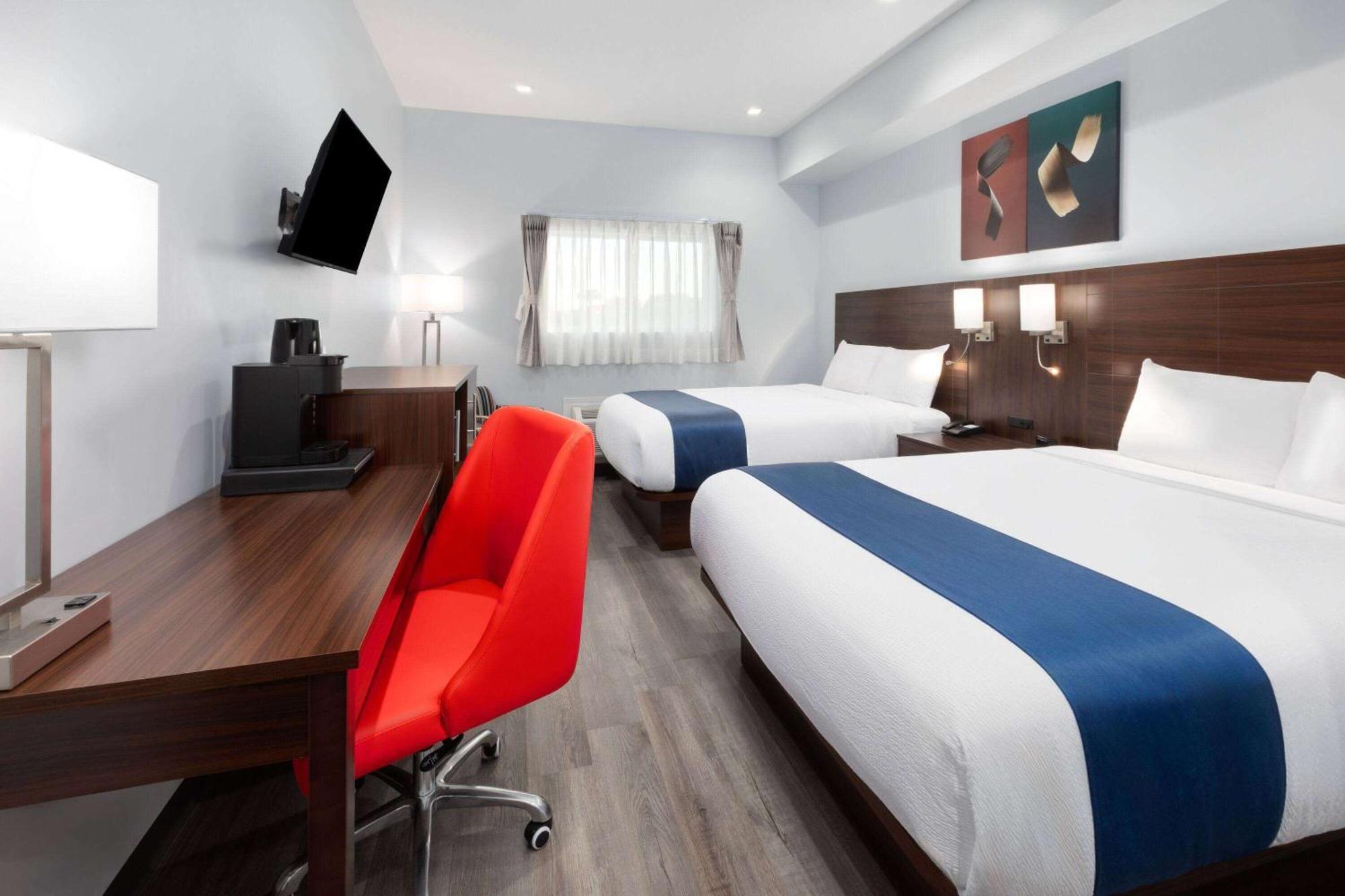 Travelodge By Wyndham Cochrane Экстерьер фото