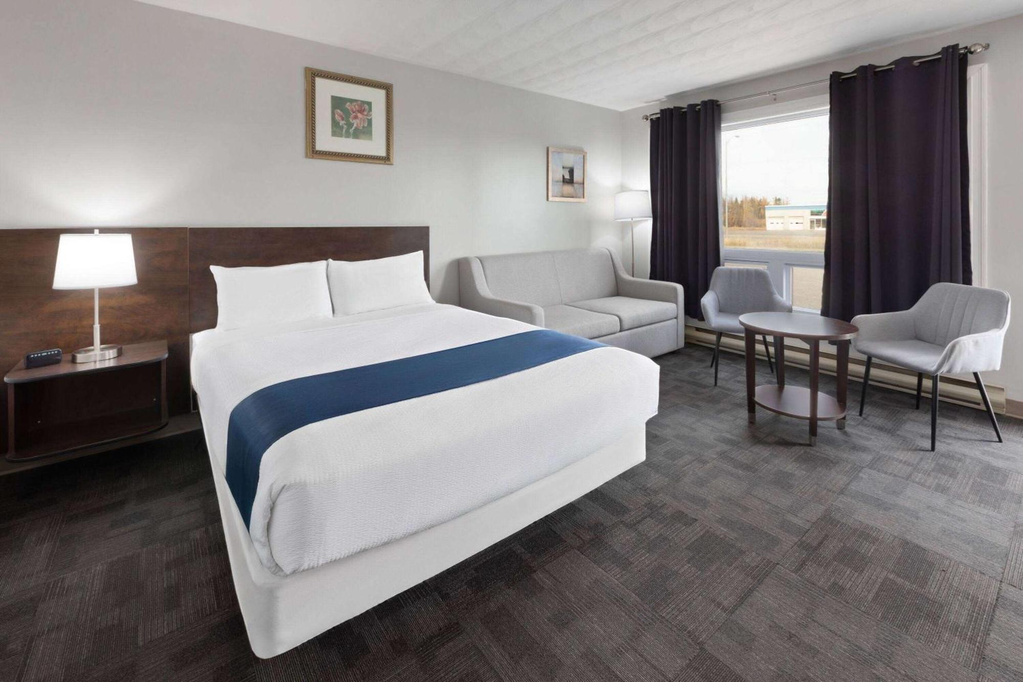 Travelodge By Wyndham Cochrane Экстерьер фото