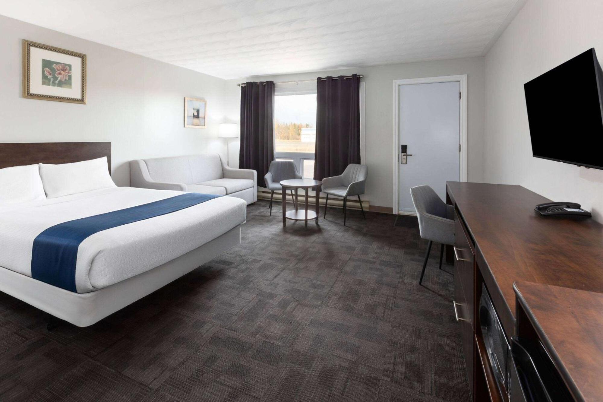 Travelodge By Wyndham Cochrane Экстерьер фото