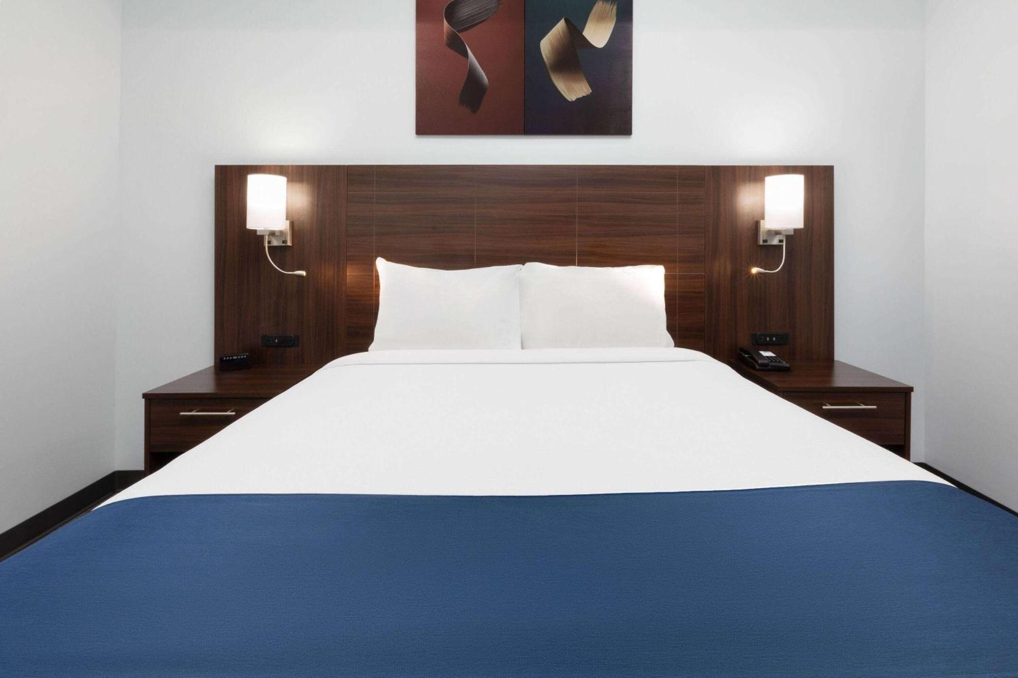 Travelodge By Wyndham Cochrane Экстерьер фото
