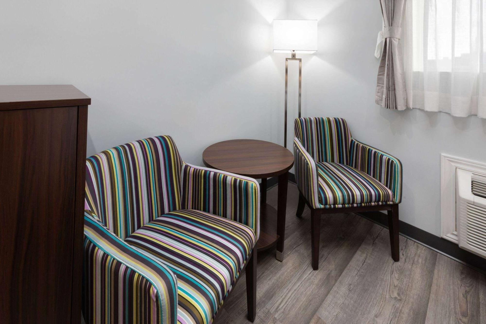 Travelodge By Wyndham Cochrane Экстерьер фото