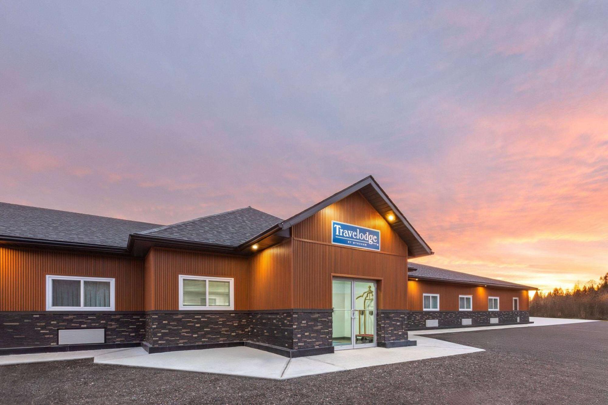 Travelodge By Wyndham Cochrane Экстерьер фото