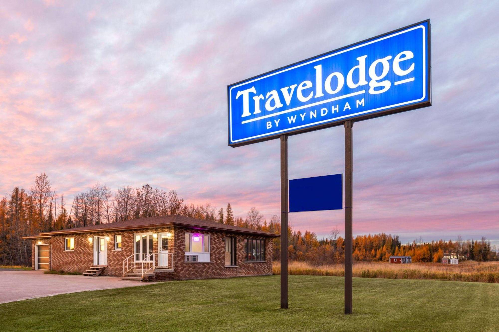 Travelodge By Wyndham Cochrane Экстерьер фото