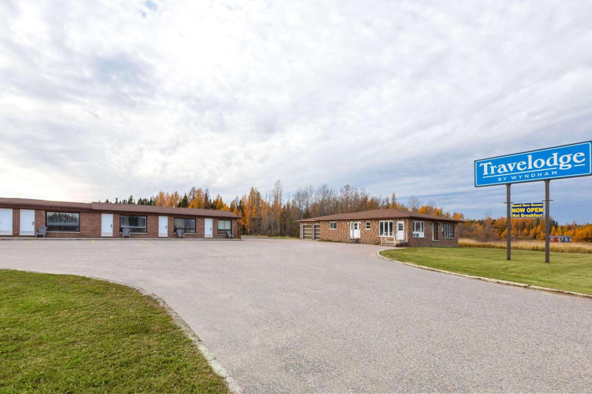 Travelodge By Wyndham Cochrane Экстерьер фото